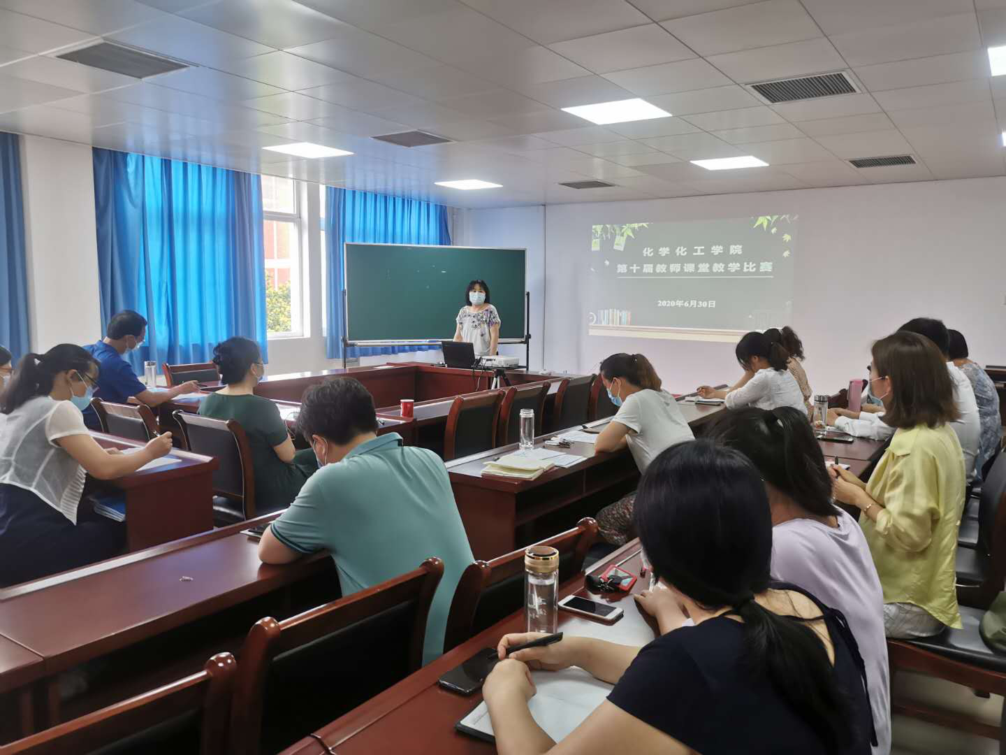 教师课堂大赛新闻图片1.png