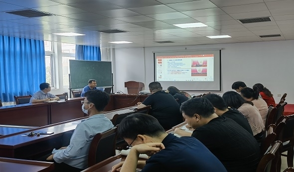 专家辅导照片3.jpg 专家辅导照片3.jpg